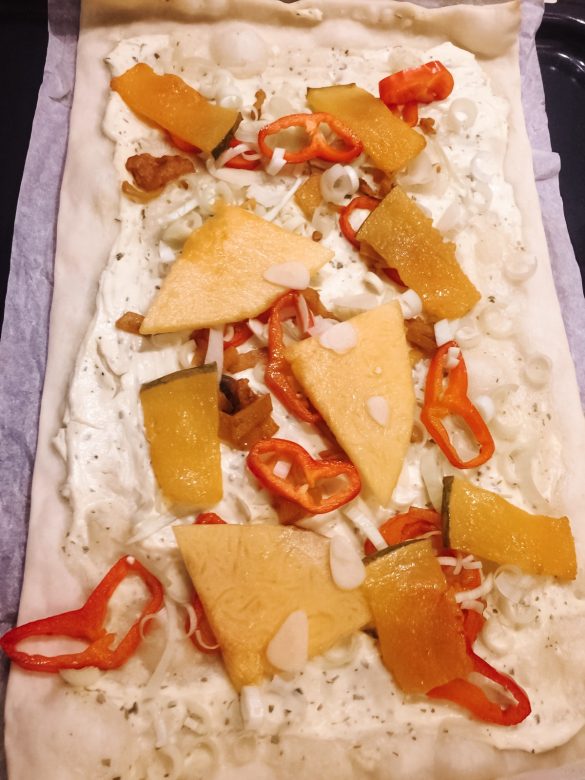 Flammkuchen mit Creme Fraiche, Kürbis, rotem Paprika, Zwiebel und Knoblauch